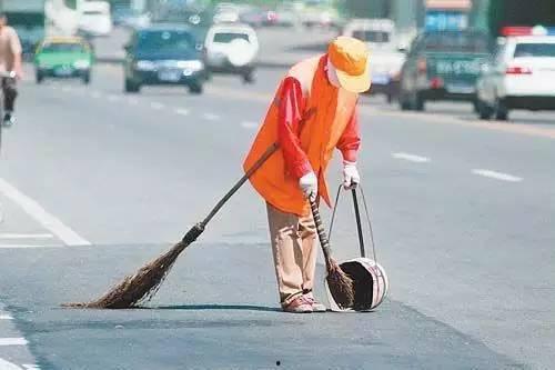 娱乐吃瓜酱环卫工人,默默守护城市清洁的“吃瓜酱”英雄