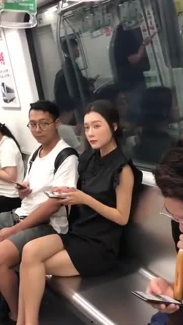 娱乐吃瓜酱地铁偶遇,娱乐吃瓜酱意外发现明星身影