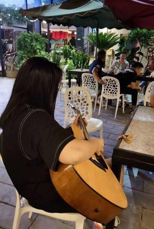 约会散步娱乐吃瓜酱,品味美食，共享悠闲时光